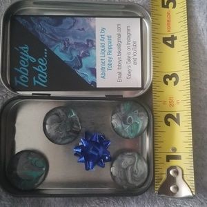 Original paint pouring magnets in gift tin.
